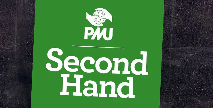 PMU:s logotype på en insamlingsbehållare för textil