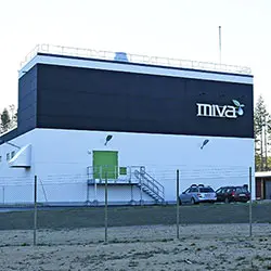 Exteriörbild av Mivas nya vattenverk med vit fasad