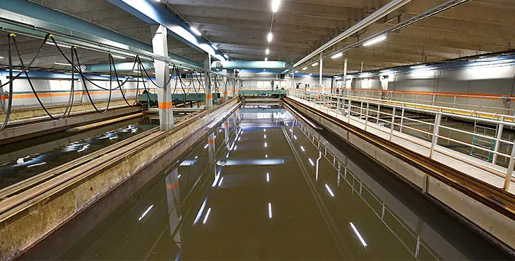 Interiör från ett reningsverk med en stor bassäng