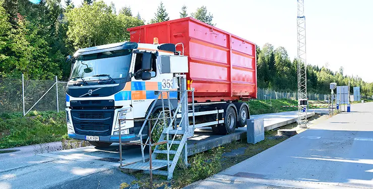 En lastbil med röttflak står för invägning av avfall