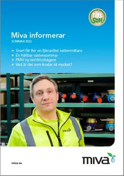 Omslag av kundbilagan Miva informerar med bild av en man i gul tröja framför en hylla med vattenmätare